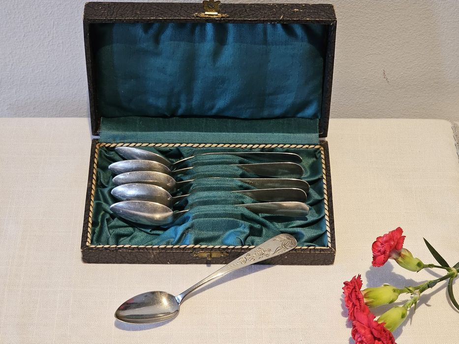 Zestaw sześciu łyżeczek ze srebra próby 800