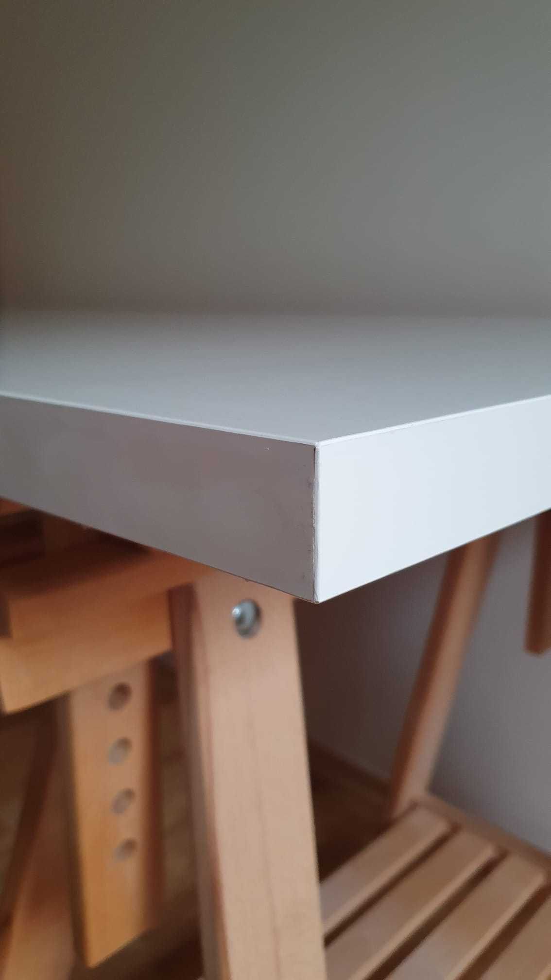 biurko IKEA 140x60 blat biały LAGKAPTEN koziołki drewniane MITTBACK
