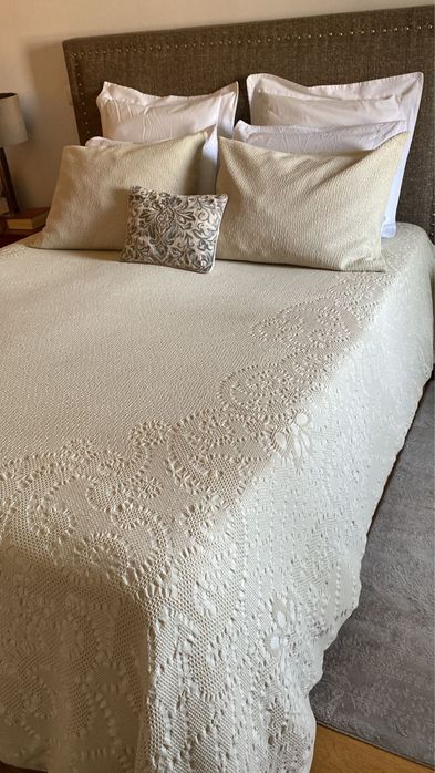 Colcha com renda de cama de casal