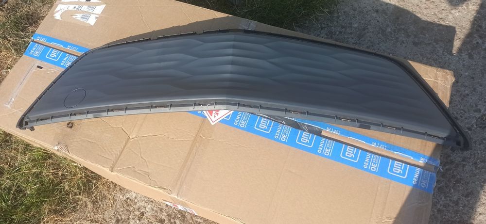 Решітка радіатора верхня Chevrolet bolt euv , 42788566