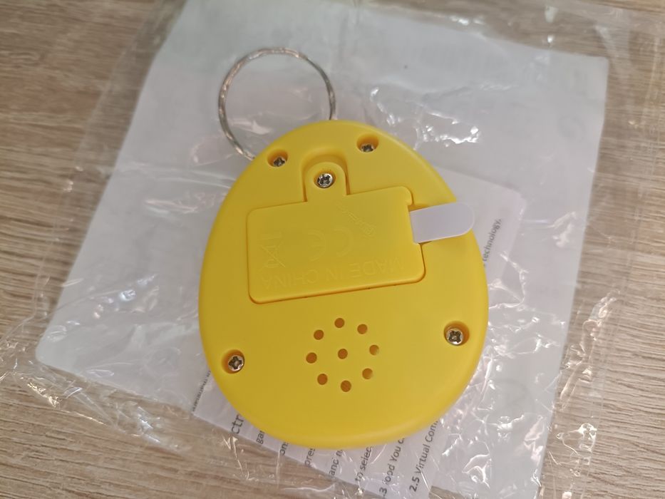 Brelok, wirtualne cyfrowe zwierzątko, tamagotchi, żółty
