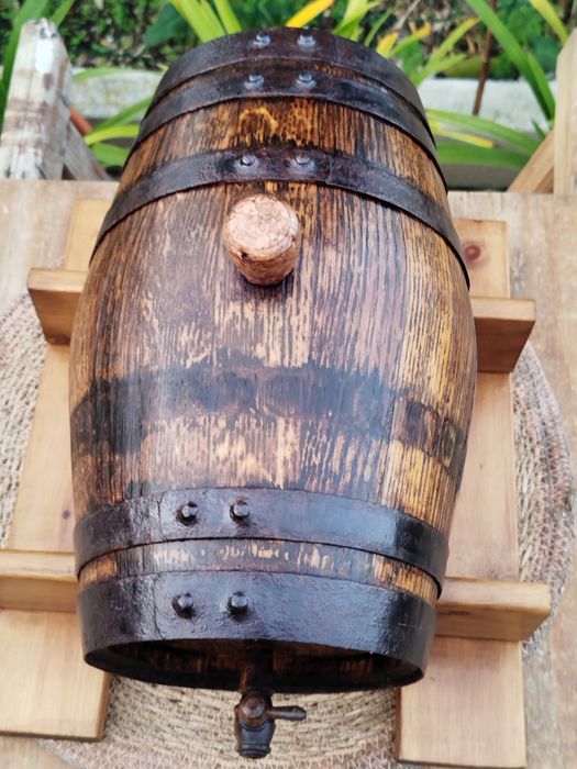 Pipa de madeira original com suporte.