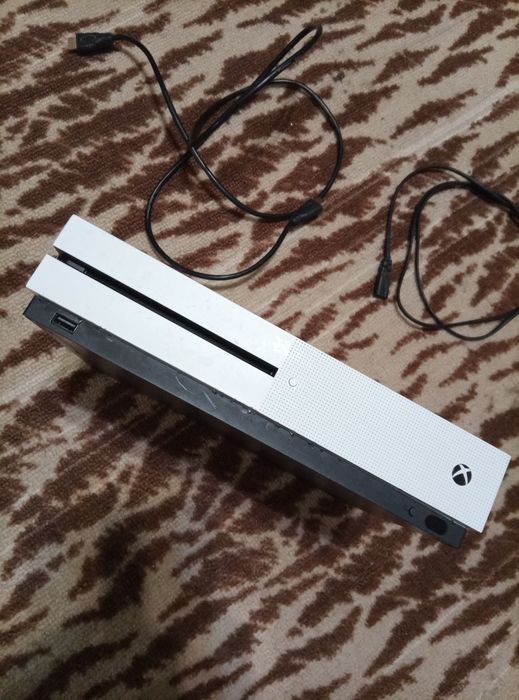 Продаю Консоль Xbox one s на 1 Тб, читайте описание.