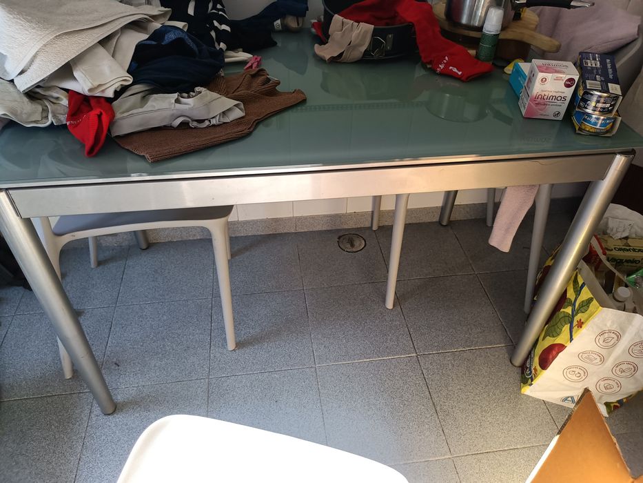 Mesa de vidro de cozinha