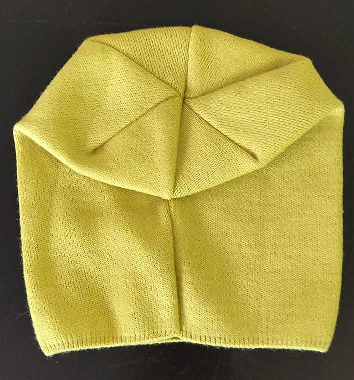 Żółta czapka z ozdobnymi różyczkami