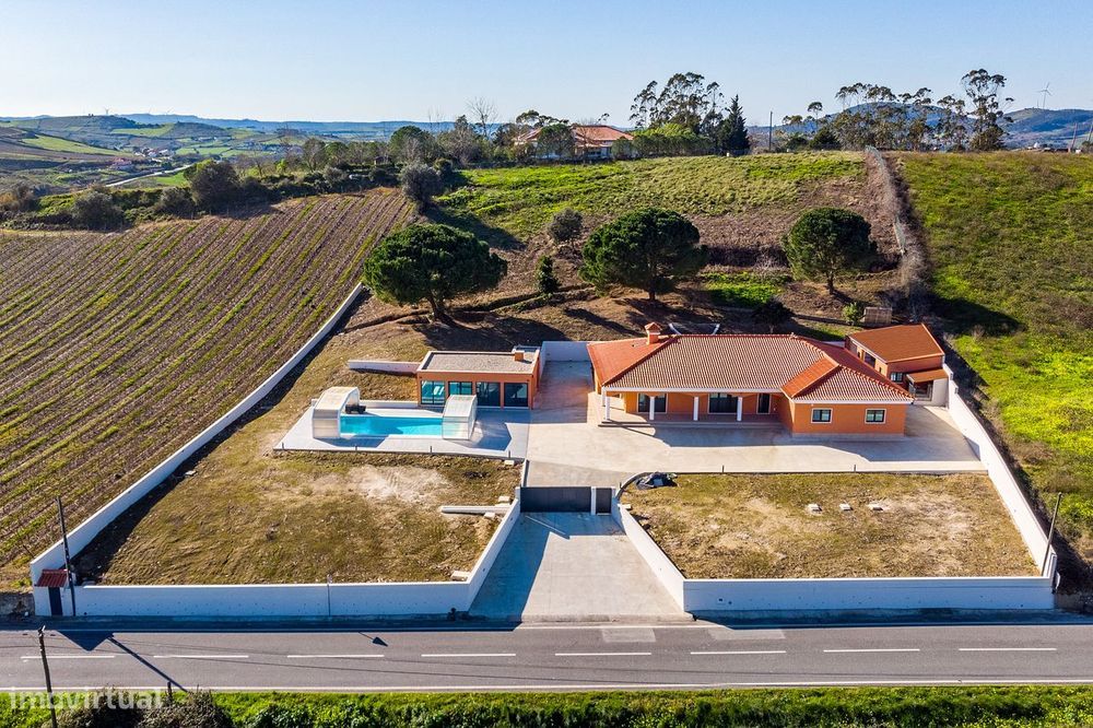 Propriedade com Moradia T5 com piscina ,Sobral de Monte Agraço