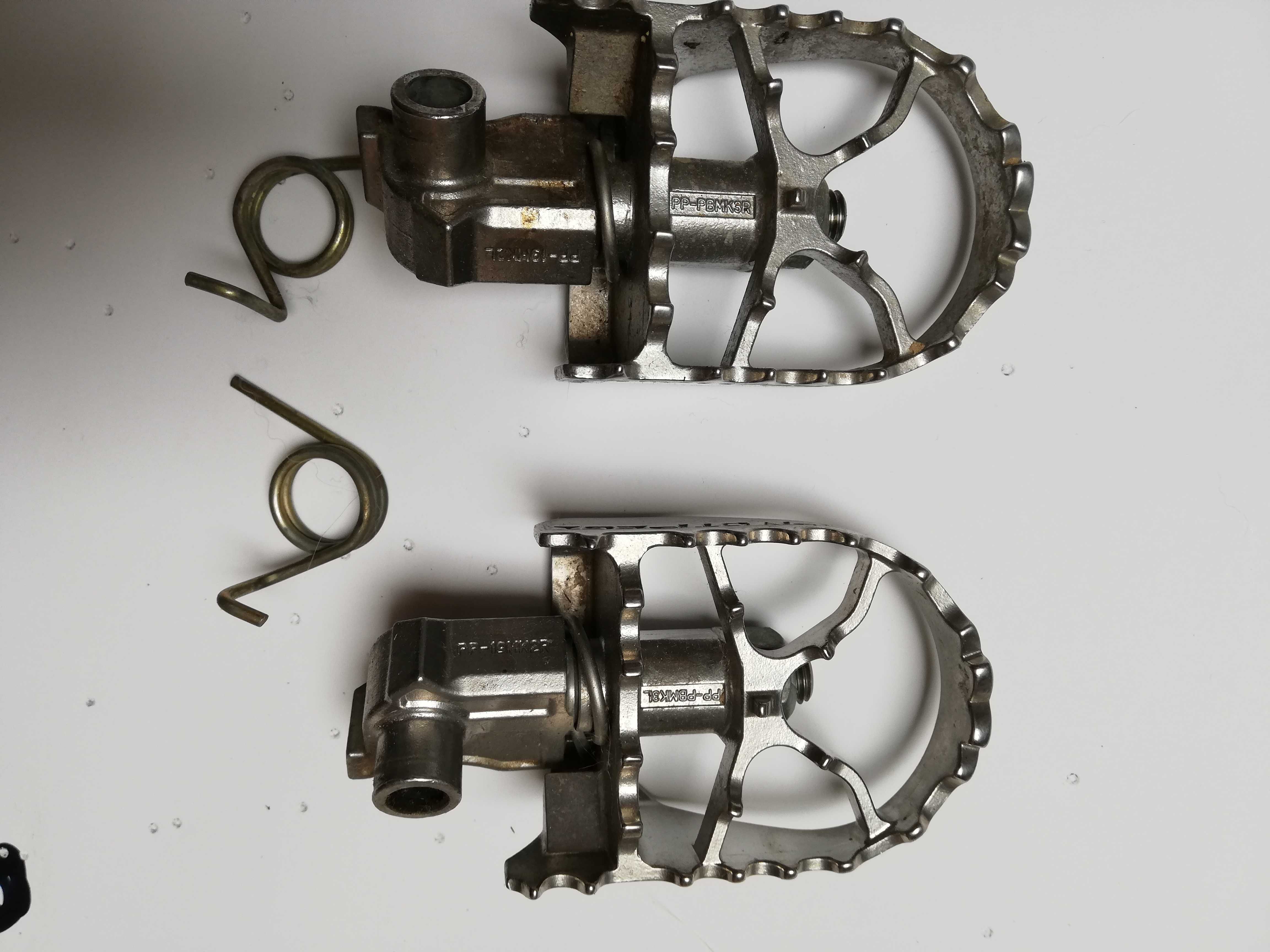 podnóżki KTM pivoting foot pegs