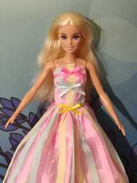 Barbie w pastelowej tęczowej sukience