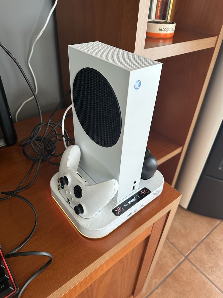 Xbox s + 2 comandos + 2 batereias + estação de carregamento + teclado