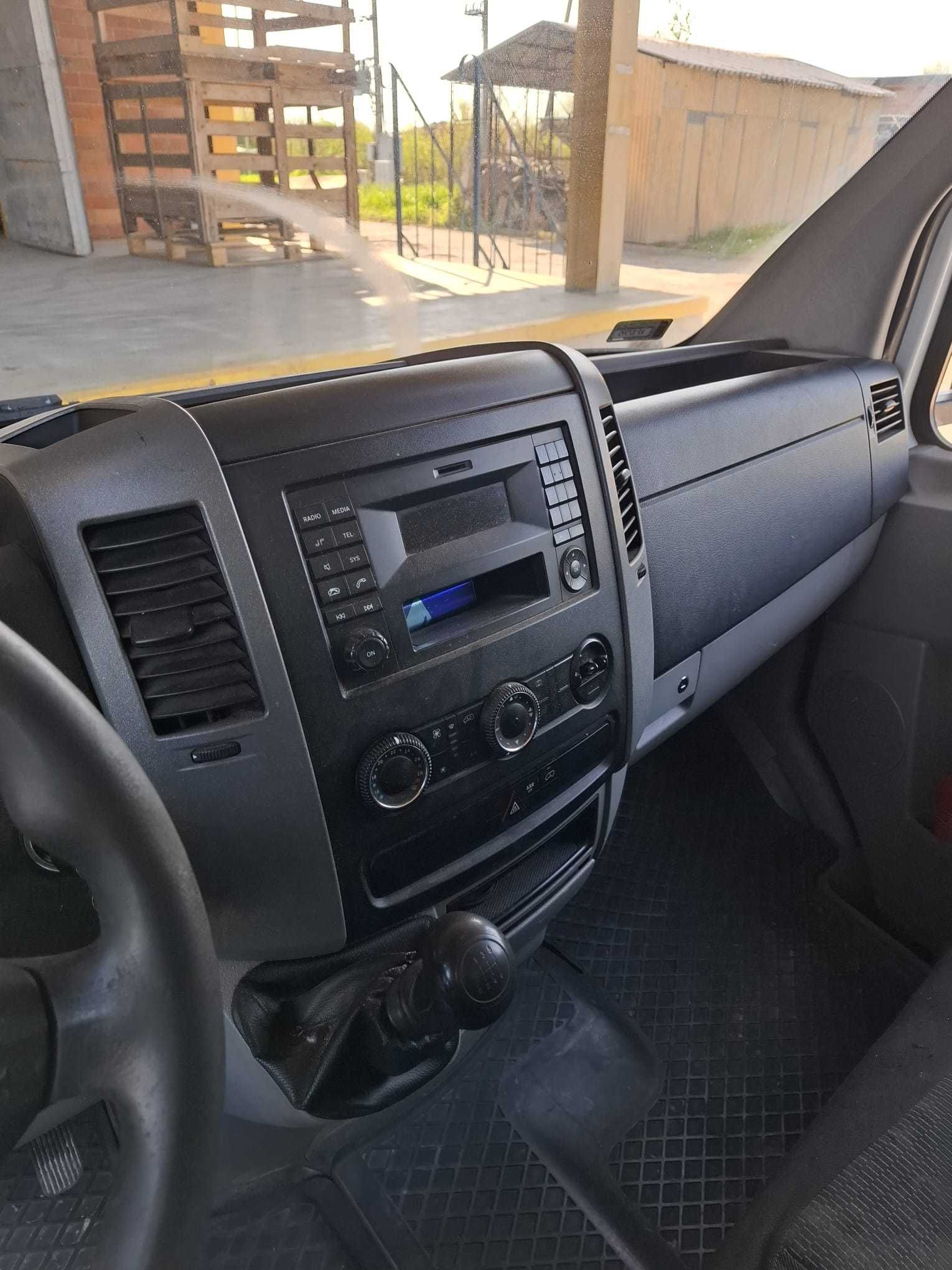 Sprzedam samochód ciężarowy Mercedes sprinter izoterma