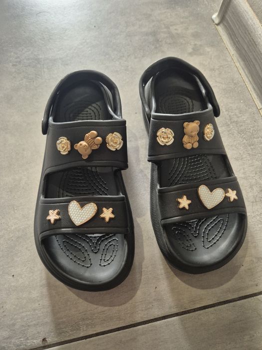 Czarne klapki z ozdobami – serduszka, misie i kwiatki rozmiar 40