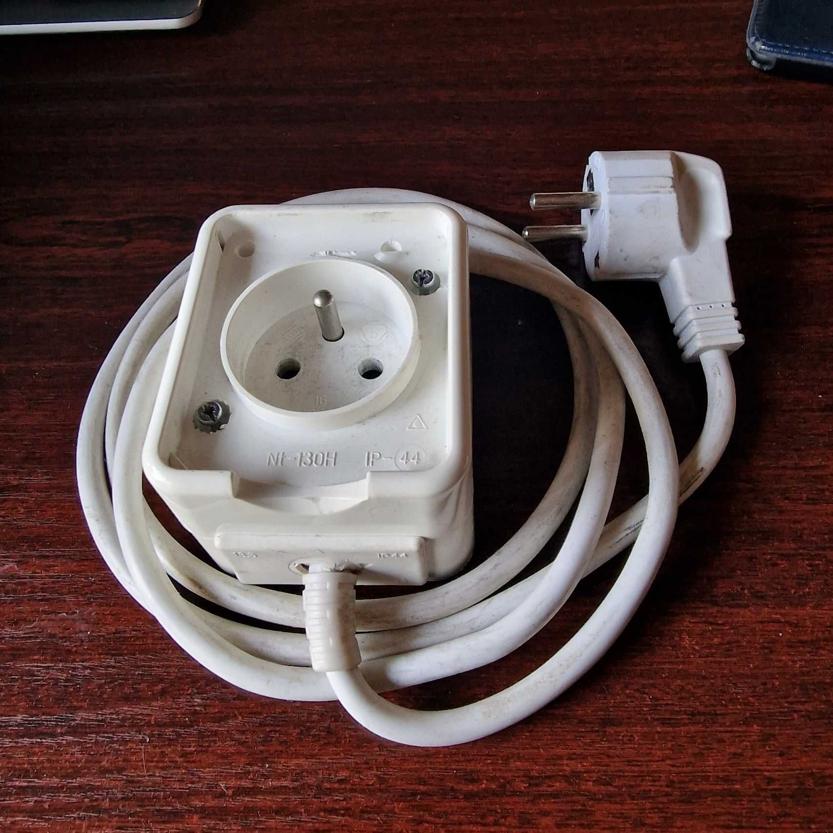 Gniazdo elektryczne natynkowe typu E na przedłużaczu 135 cm