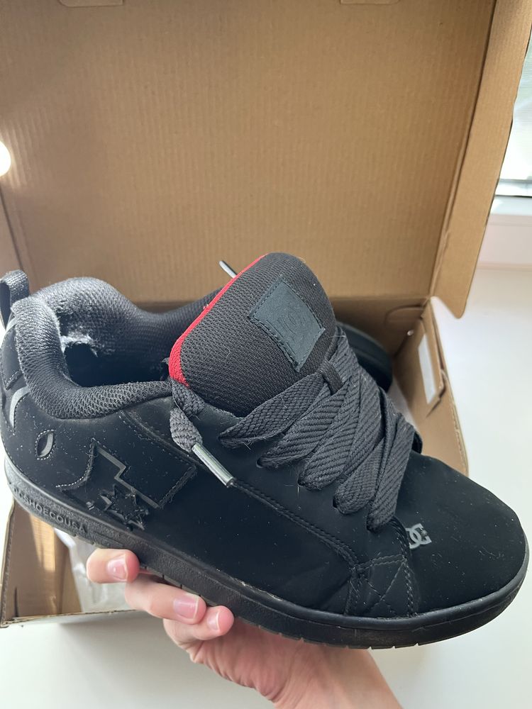 продам кроссовки MEN'S COURT GRAFFIK SHOES