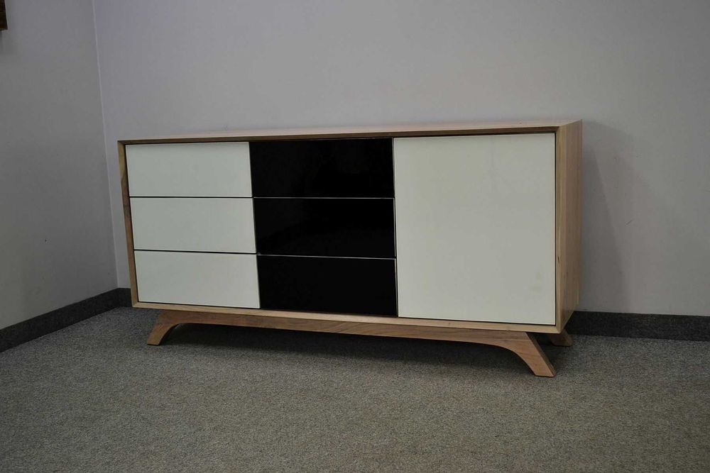 KOMODA TROMSO #108 akacja lakierowana + szkło 165x45x80 cm