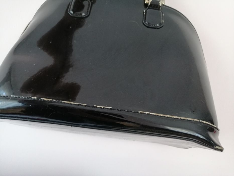 Czarna lakierowana torebka Guess