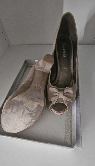 Sapatos bege. Super elegantes.