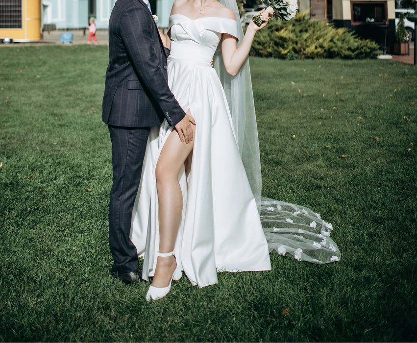 Весільна сукня з королівського атласу