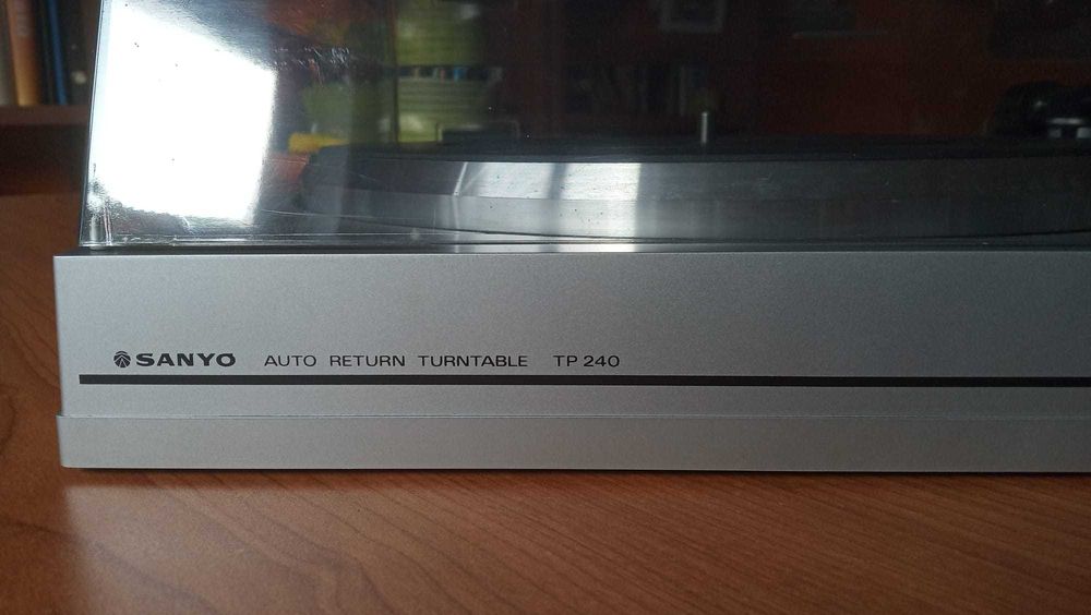 Gira-Discos Sanyo TP240