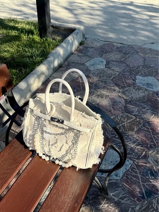 Біла сумна у неймовірному стилі