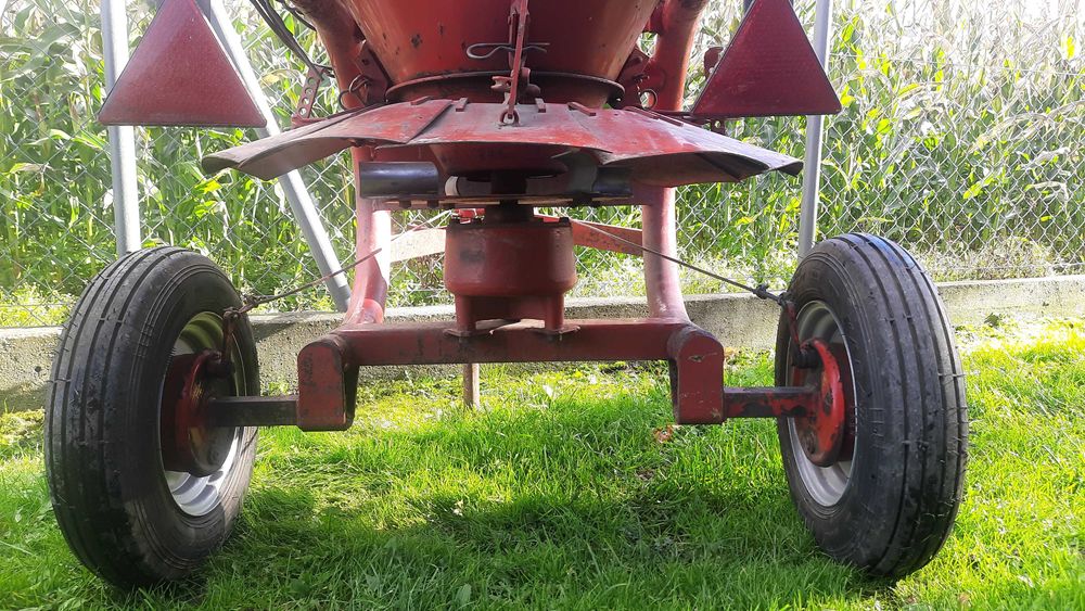 Mały rozsiewacz do traktorka