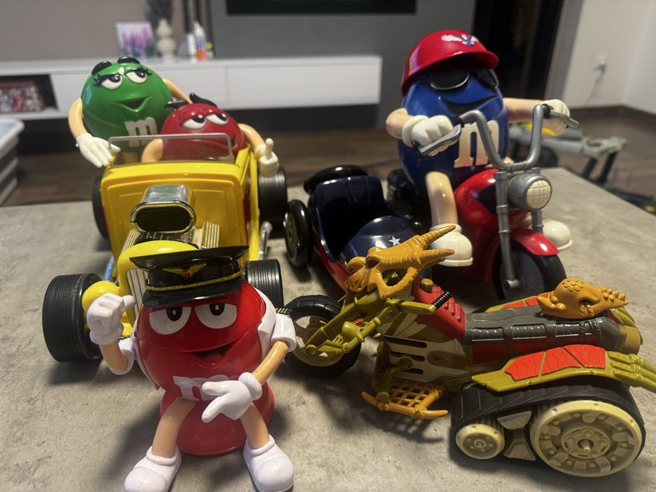 Машинки M&M та мотоцикл