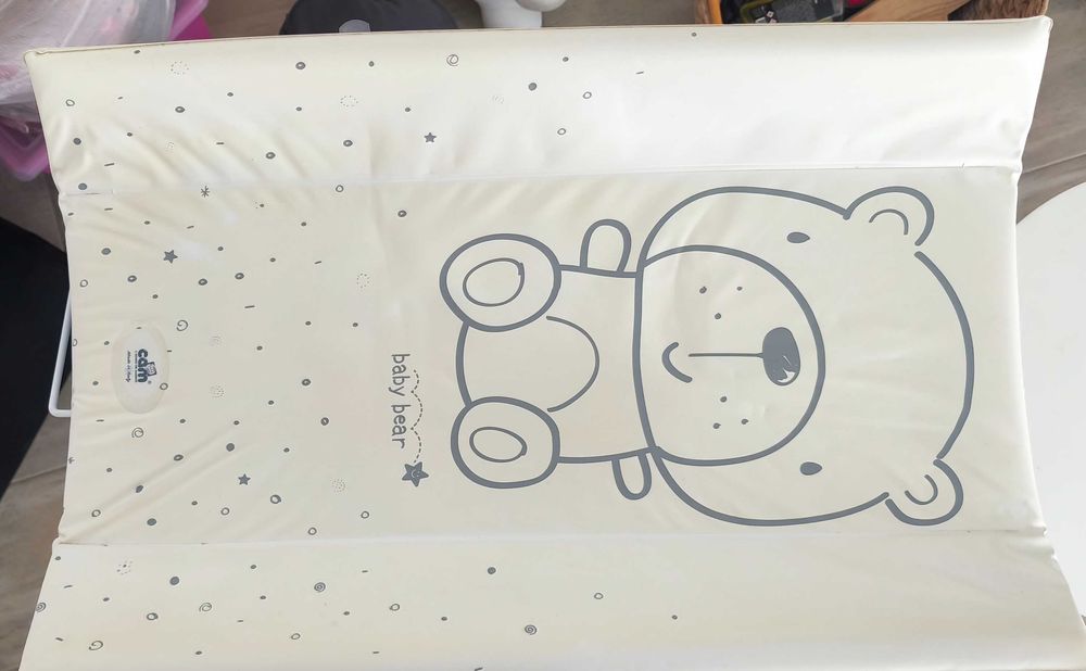 Muda fraldas com banheira