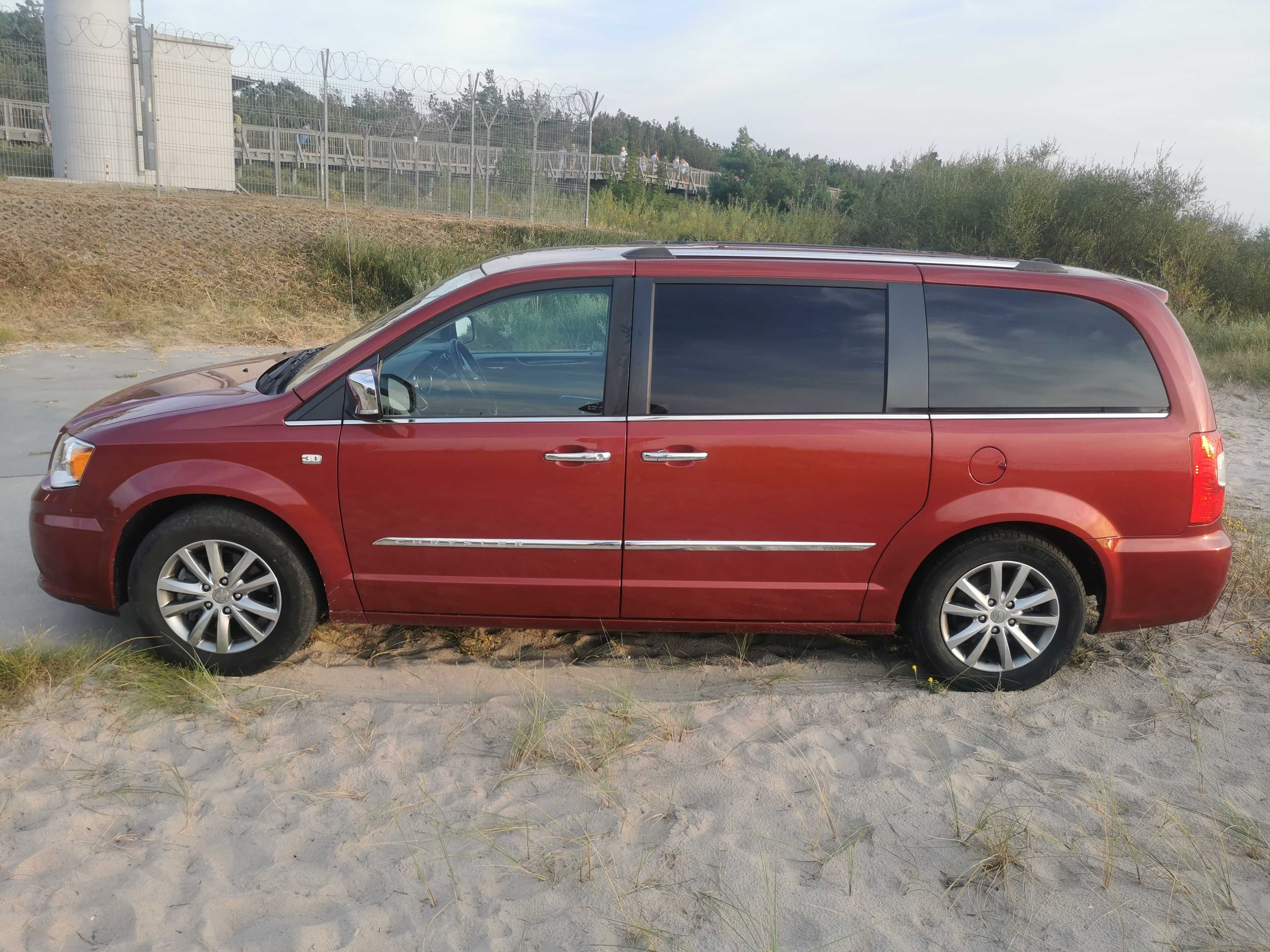 2014 Chrysler Town & Country bogata wersja rocznicowa