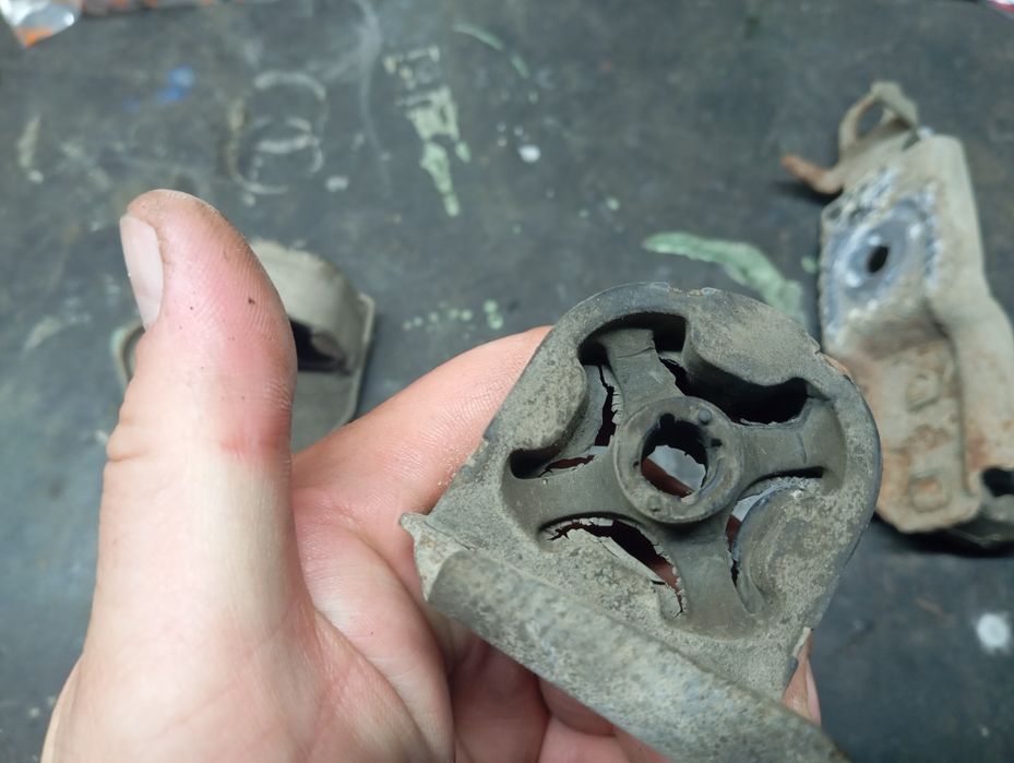 Продам кронштейн кріплення вихлопної труби Jeep Renegade