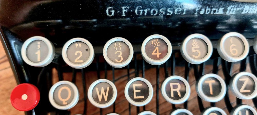 Maszyna do pisania z runą SS - IIWŚ,unikat, w pełni sprawna.