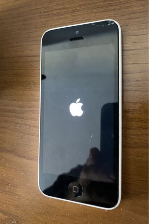 iPhone 5C com acessórios