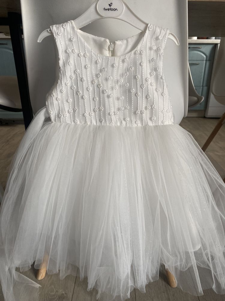 Біла святкова сукня на 2 роки