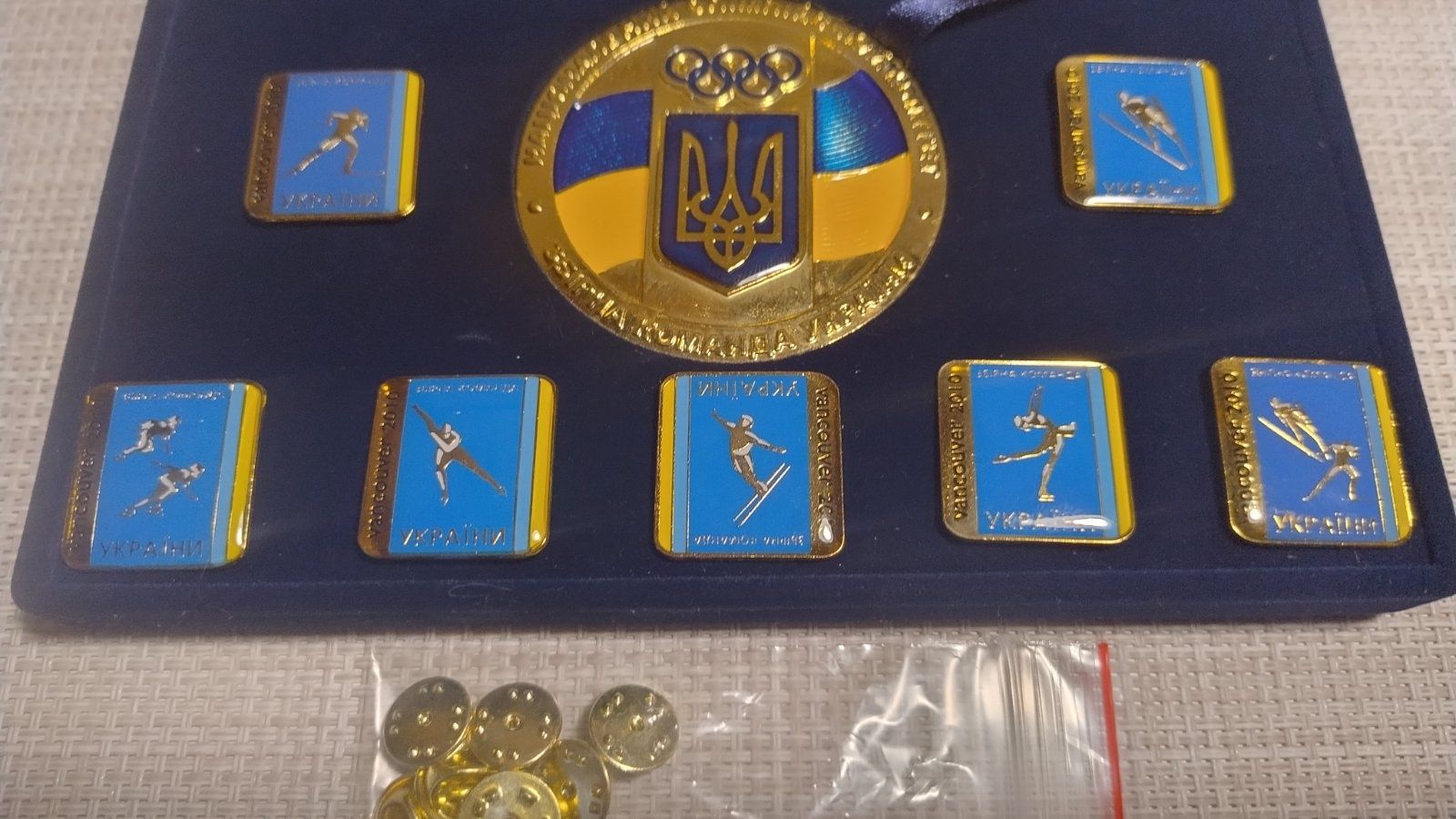 Набор значков и медаль. Зимние Олимпийские игры в Ванкувере 2010