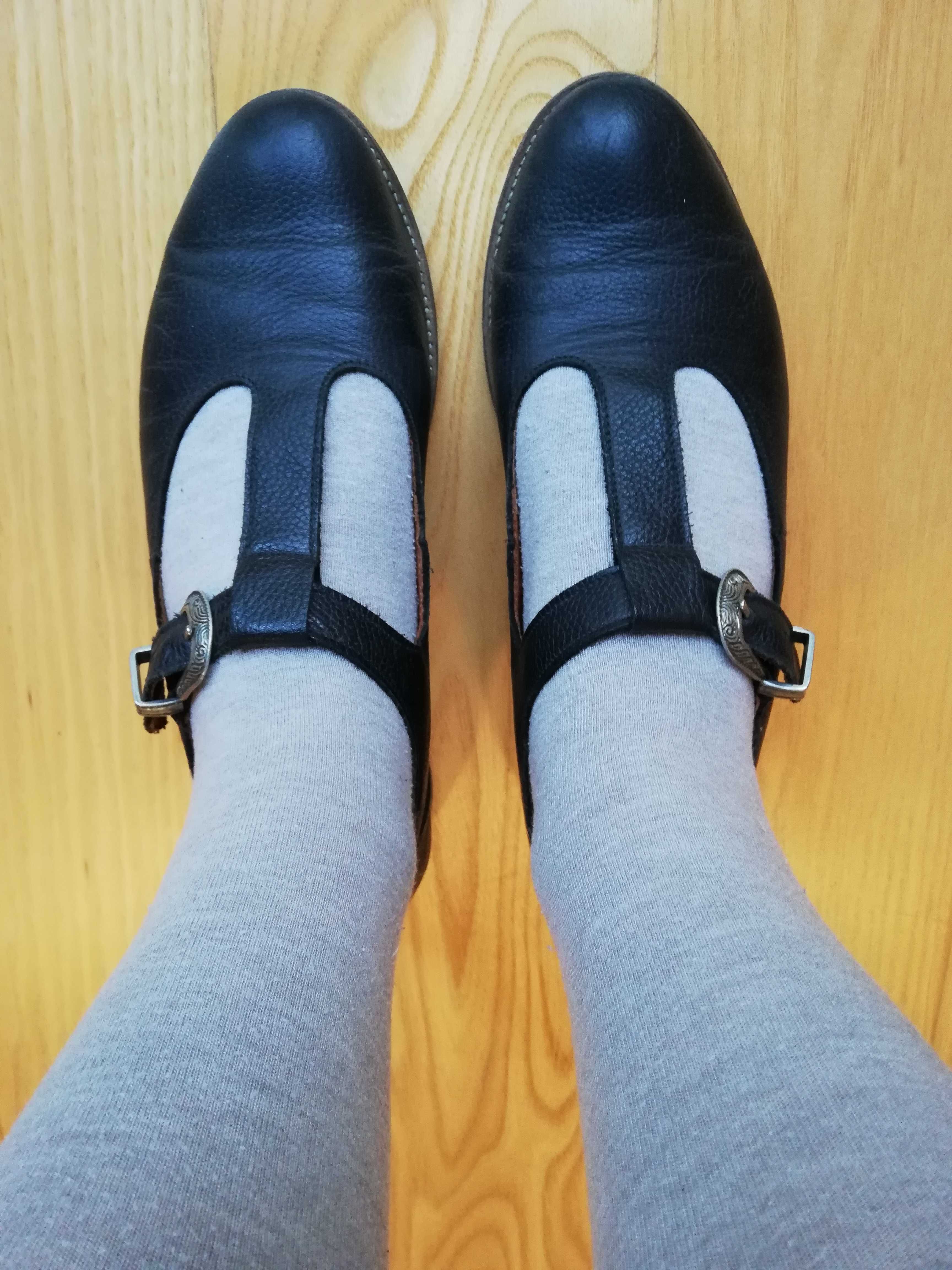 buty skórzane z klamrą w stylu retro