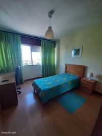 562449 - Quarto com cama de solteiro