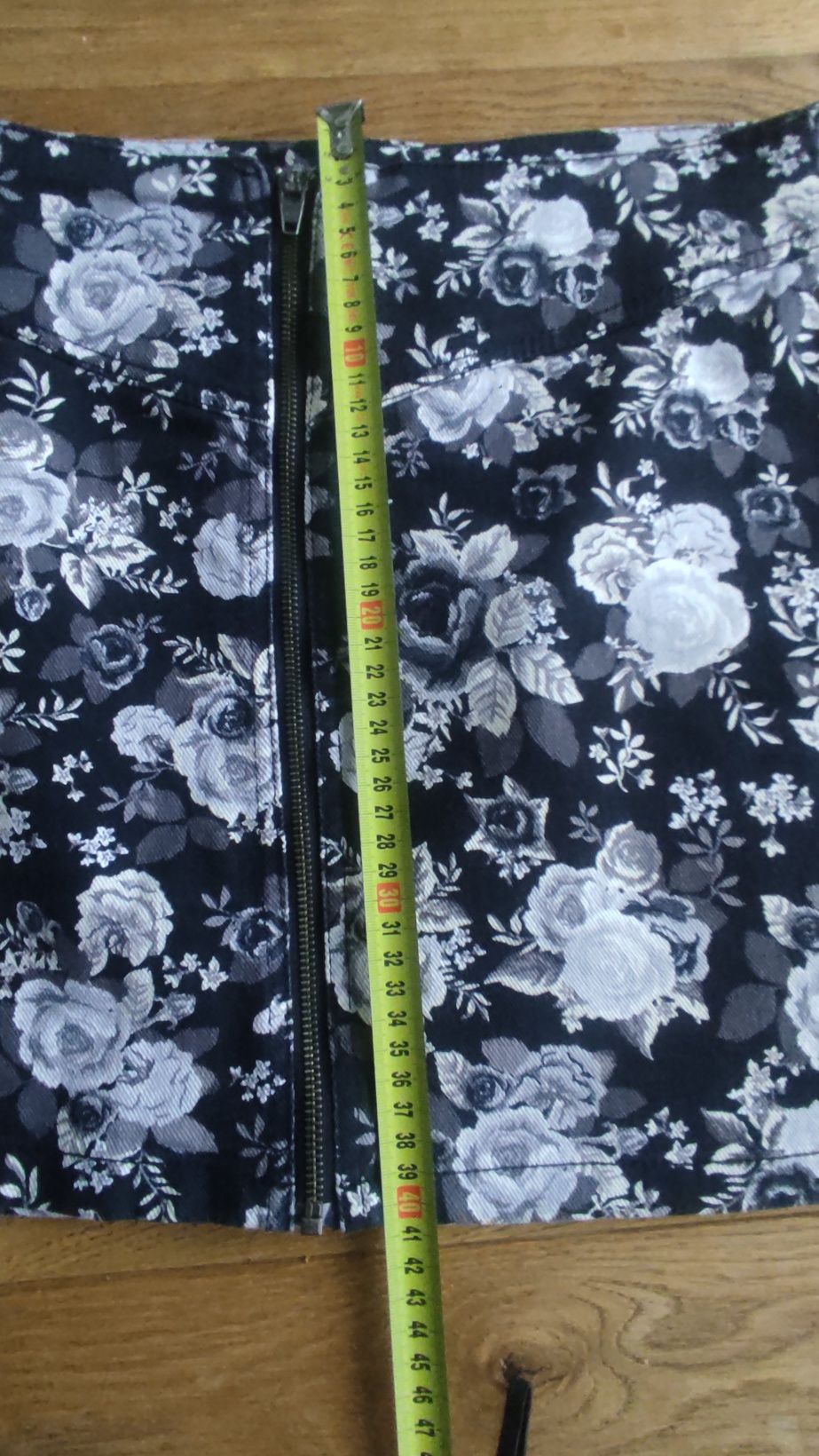 Spódniczka damska mini, czarna w kwiaty. Rozmiar 38 M