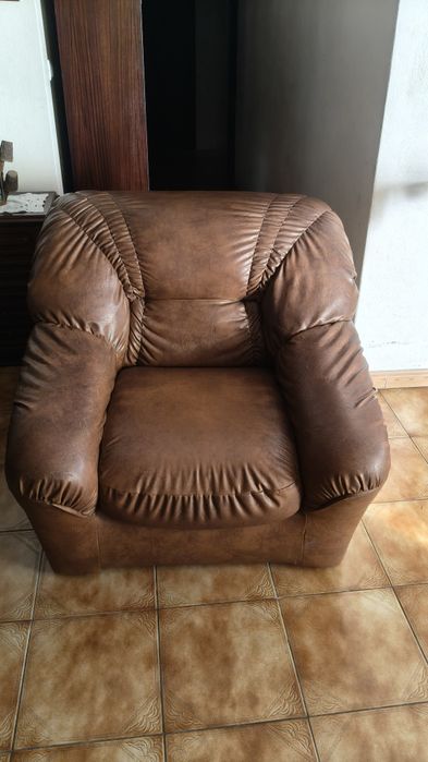 Vendo duas poltronas e sofá de 3 lugares em pele sintética