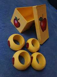 Drewniane żółte obrączki na serwetki