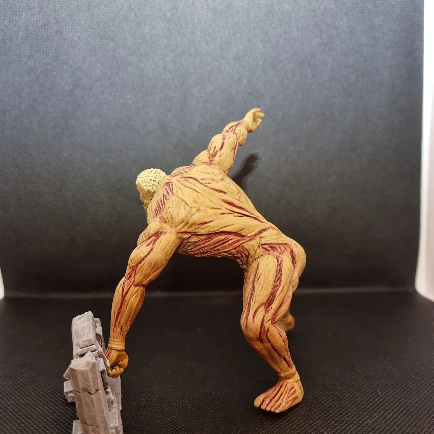Figura de resina armor titan