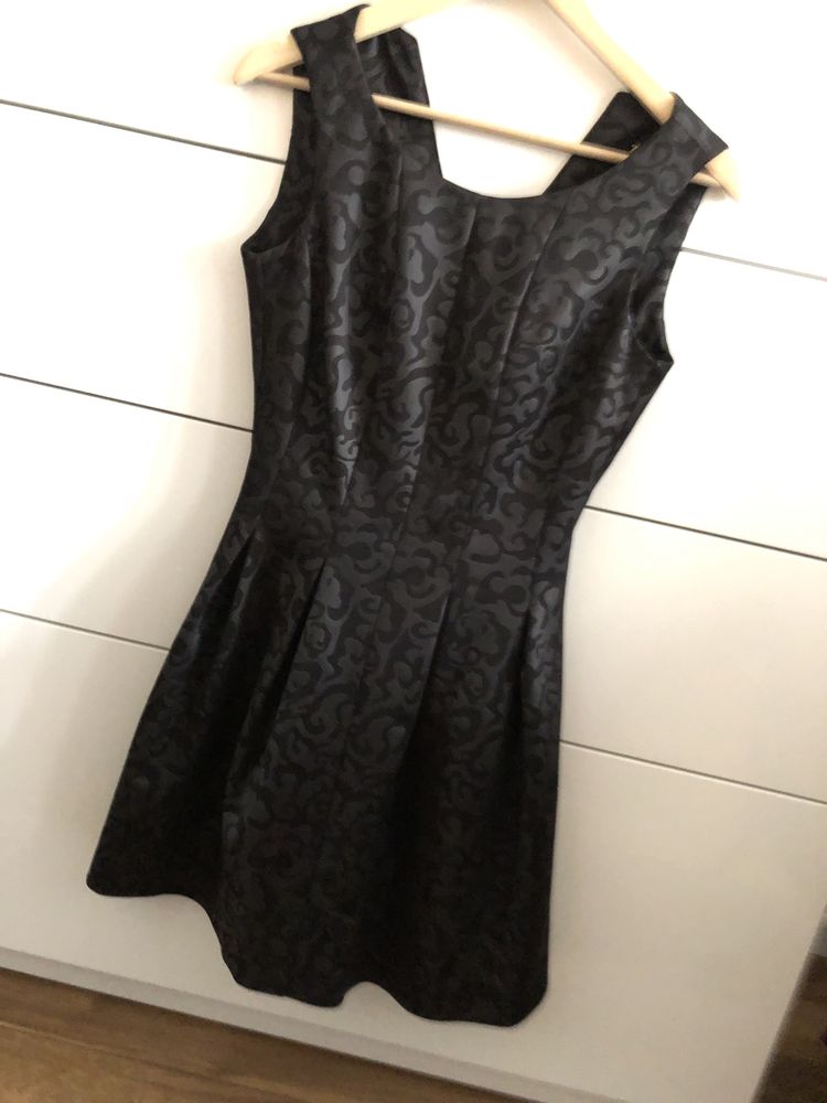 Śliczna czarna sukienka z oryginalnym wzorem