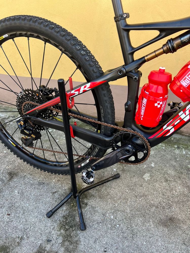Bicicleta preta/vermelha Specialized
