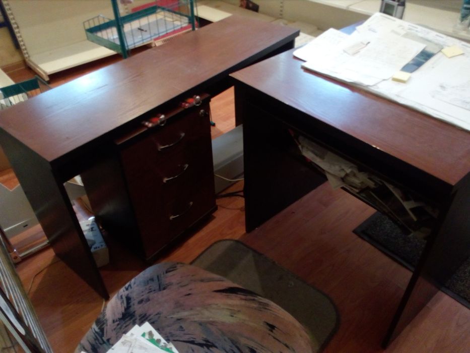 meble biurowe z szafeczka z zamkiem