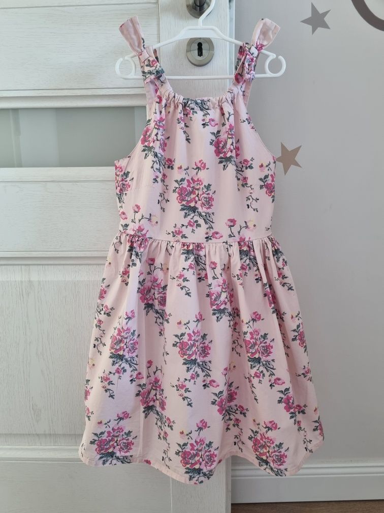 Sukienka w kwiatuszki roz 140cm