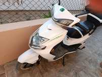 Scooter branca apenas 1 dono eu usava apenas no verão .