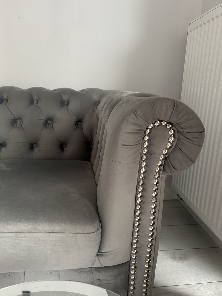 Pikowana sofa dwuosobowa