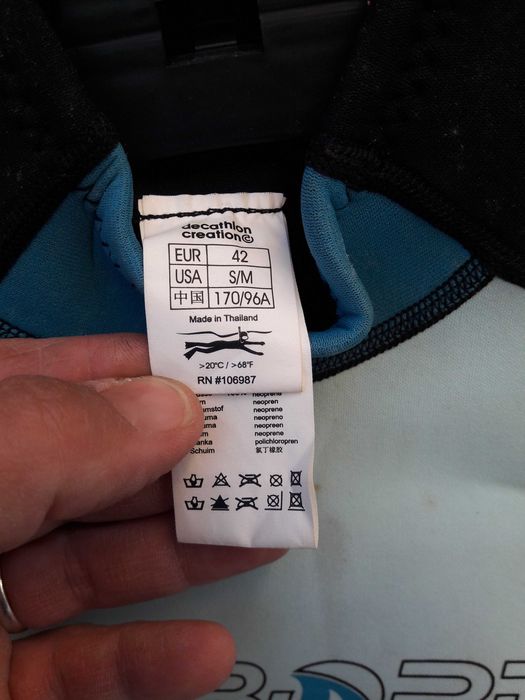 Fatos de surf e mergulho em bom estado