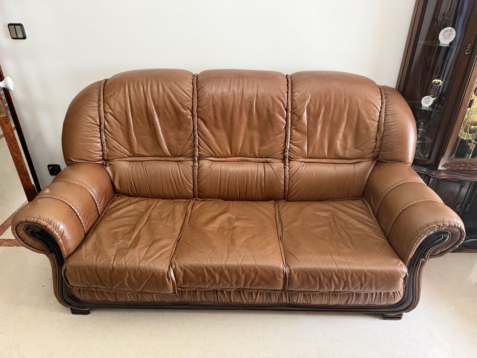 Sala completa: Sofá, bar, mesa de apoio, mesa jantar e cadeiras