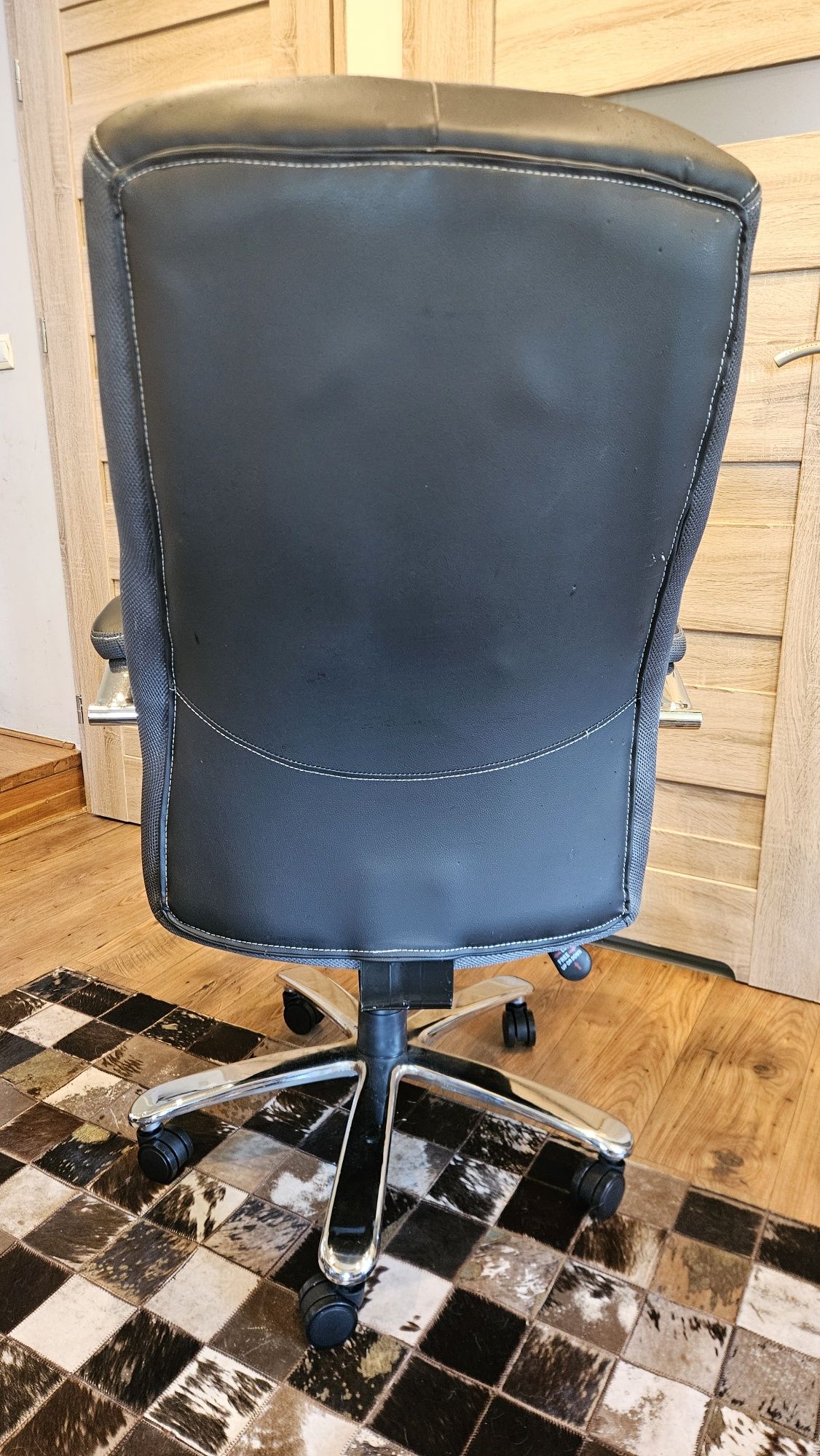 Fotel obrotowy "prezesa" BRW – uszkodzony mechanizm podnoszenia