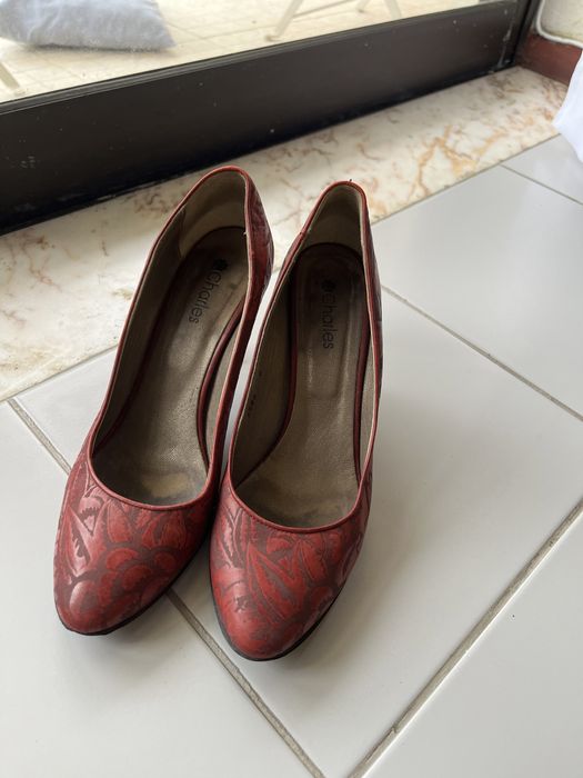 Sapatos de salto alto vermelhos