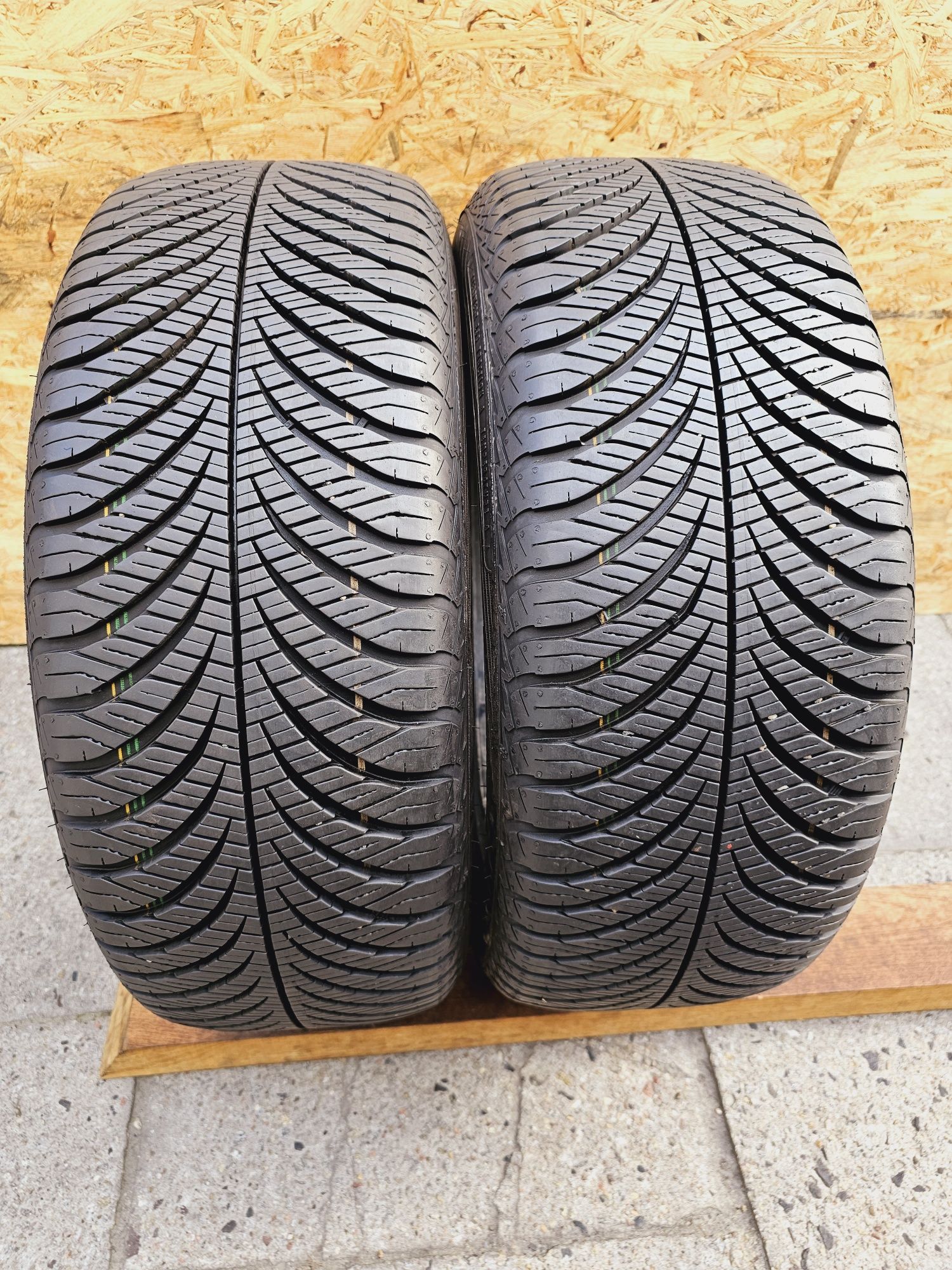 Jak Nowe!!  8mm. 215/55 r17 Goodyear Vector 4Seasons 4916