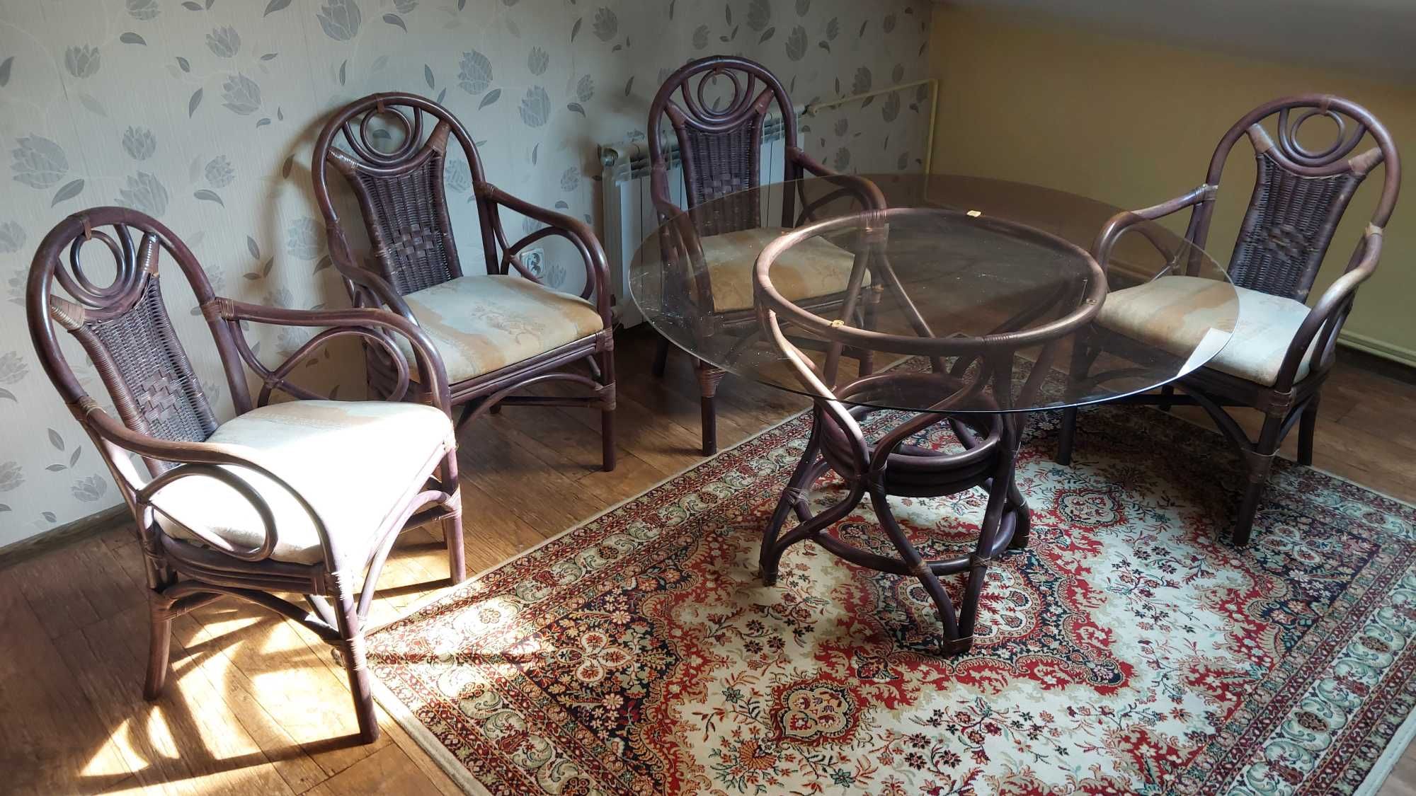 Komplet mebli,  stół z krzesłami, szklany blat, plecionka